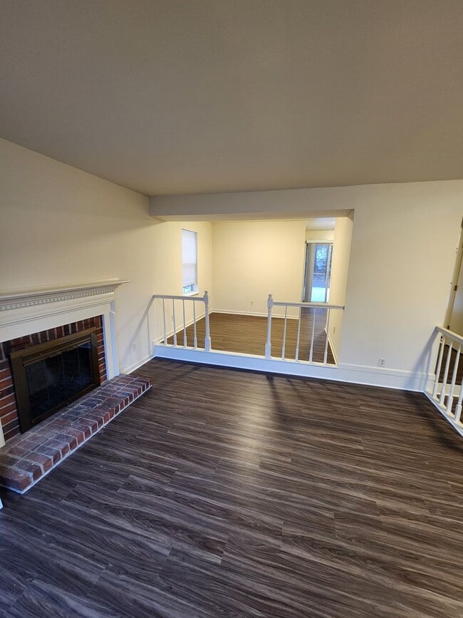 Building Photo - Spacious, private 3 Bedroom 1.5 Bath townhome available in March!