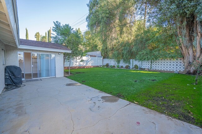 Building Photo - 3-Bedroom Home with Dog Run and Private Yard in Santa Clarita!