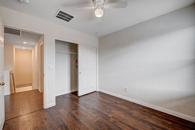 Building Photo - N Las Vegas Beautiful 3 bedroom townhome w...