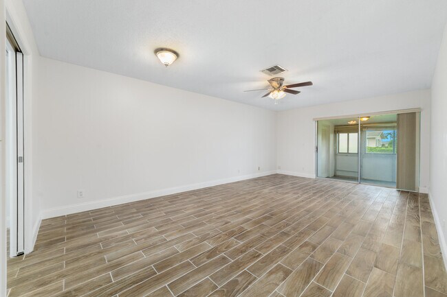 Building Photo - 2567 Dudley Dr W