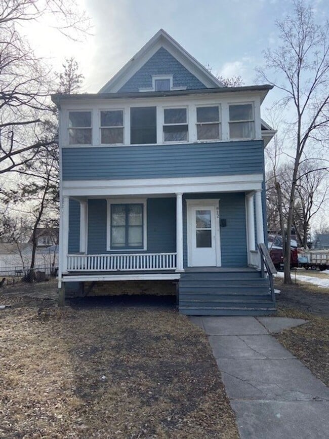 Building Photo - 812 10th St N