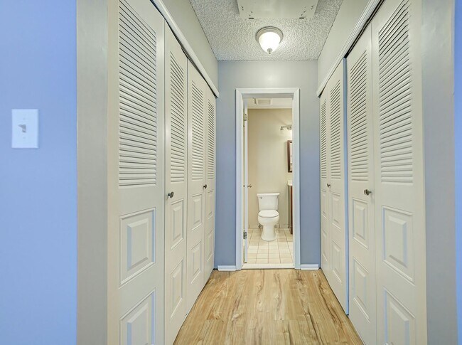 Building Photo - 96 Versailles Ct