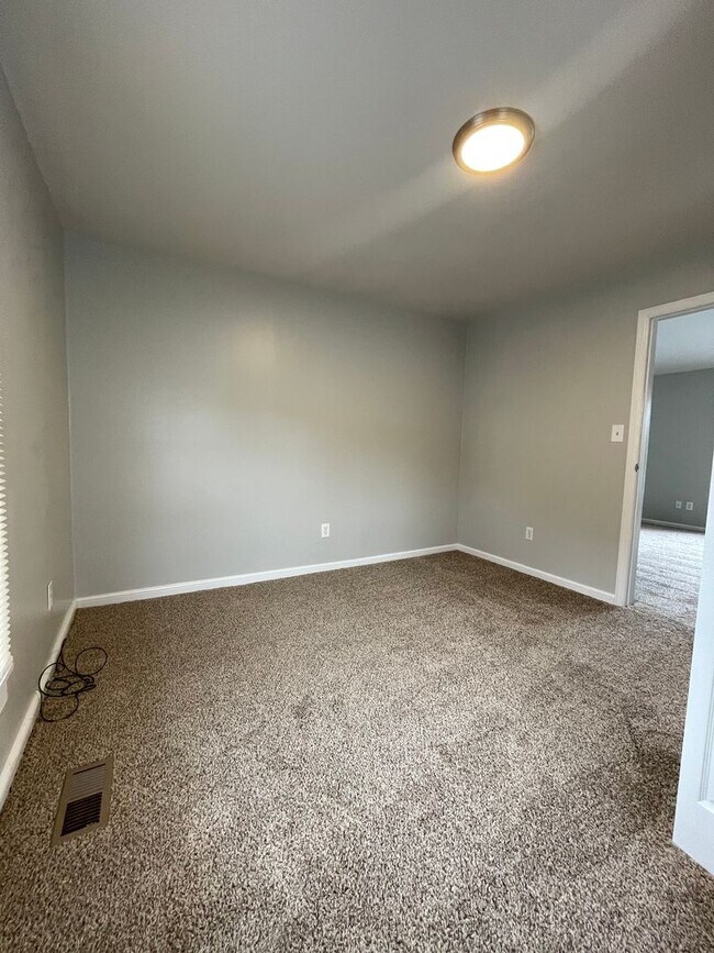 Building Photo - 3 Bedroom rancher in desirable West Side C...