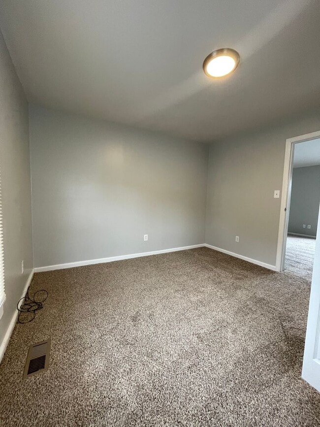 Building Photo - 402 W Dale St