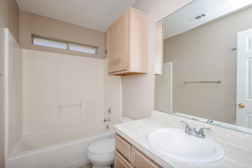 Building Photo - 224 Glen Meadow Dr