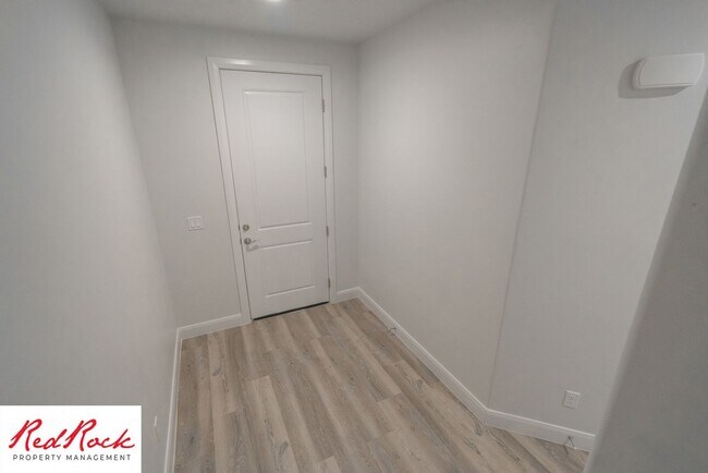 Building Photo - Modern Townhome in Desirable Hurricane Hei...
