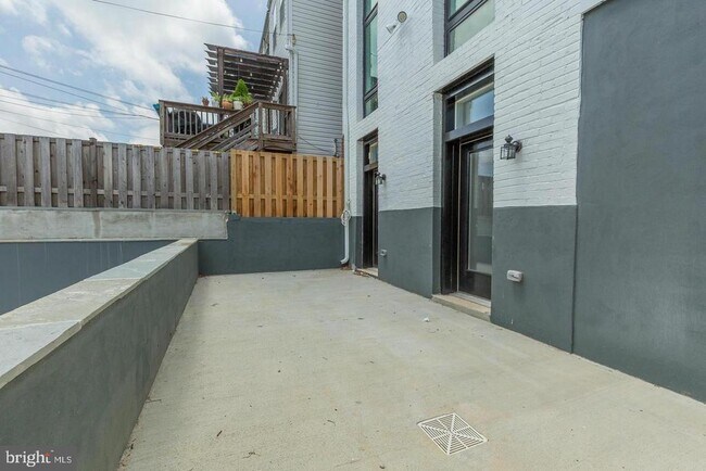 Building Photo - 1352 Quincy St NW