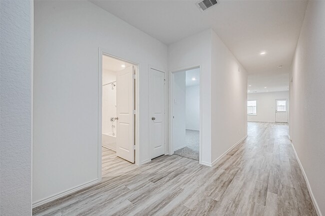Building Photo - 5034 Balcolm Dr