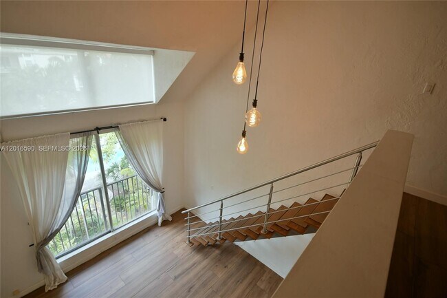 Building Photo - 6884 N Kendall Dr