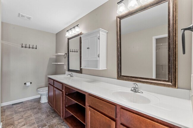 Building Photo - Spacious 3-Bed, 3-Bath Home in Wentzville