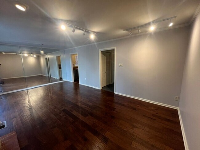 Building Photo - 2805 Foxcroft Rd