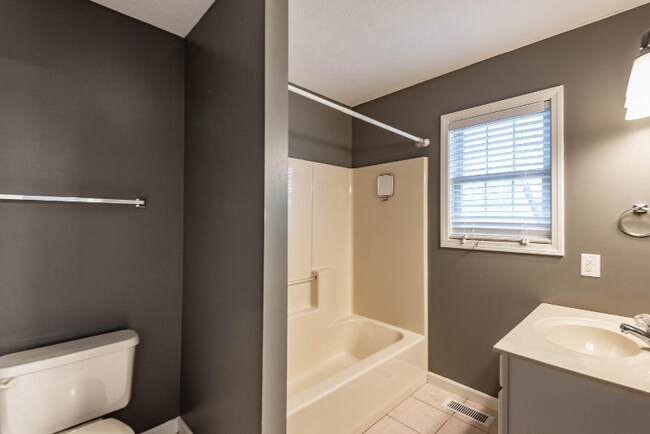 Building Photo - 3360 S Oaklawn Cir