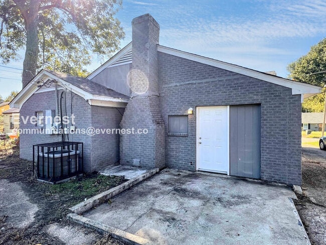Building Photo - 3 Bed/2 Bath Home with Off Street Parking / Pet-Friendly / Vouchers Accepted / Available Now!