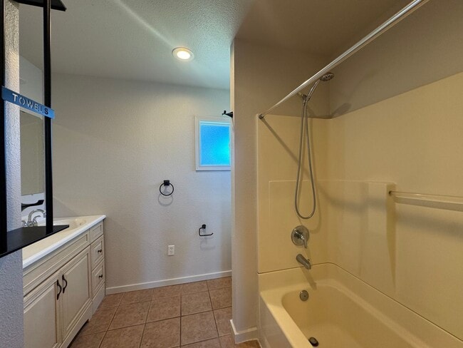 Building Photo - 3 Bedroom In East Tacoma!