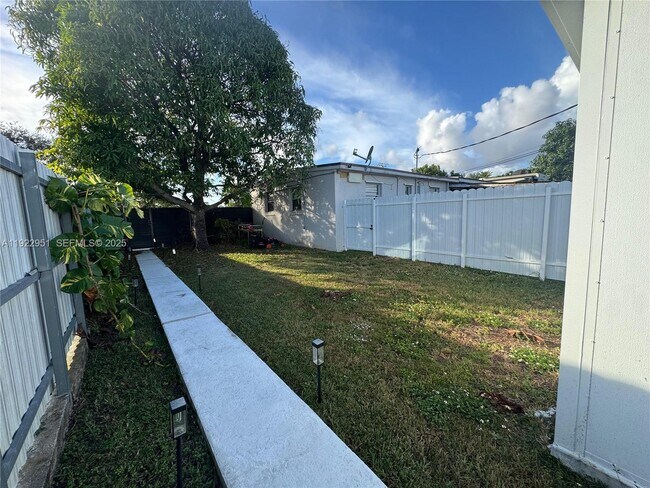 Building Photo - 4341 SW 99th Ct