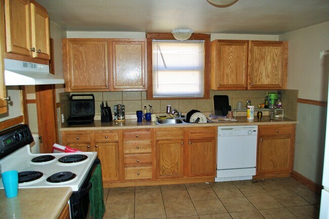 Building Photo - Gorgeous 3 Bedroom - 1-1/2 bath House in Prime St. Paul neighborhood