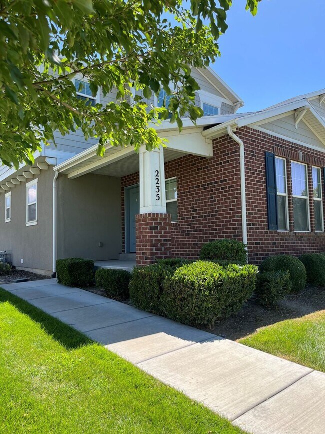 Building Photo - Spacious 3 Bed, 2.5 Bath Townhome in Pleasant Grove