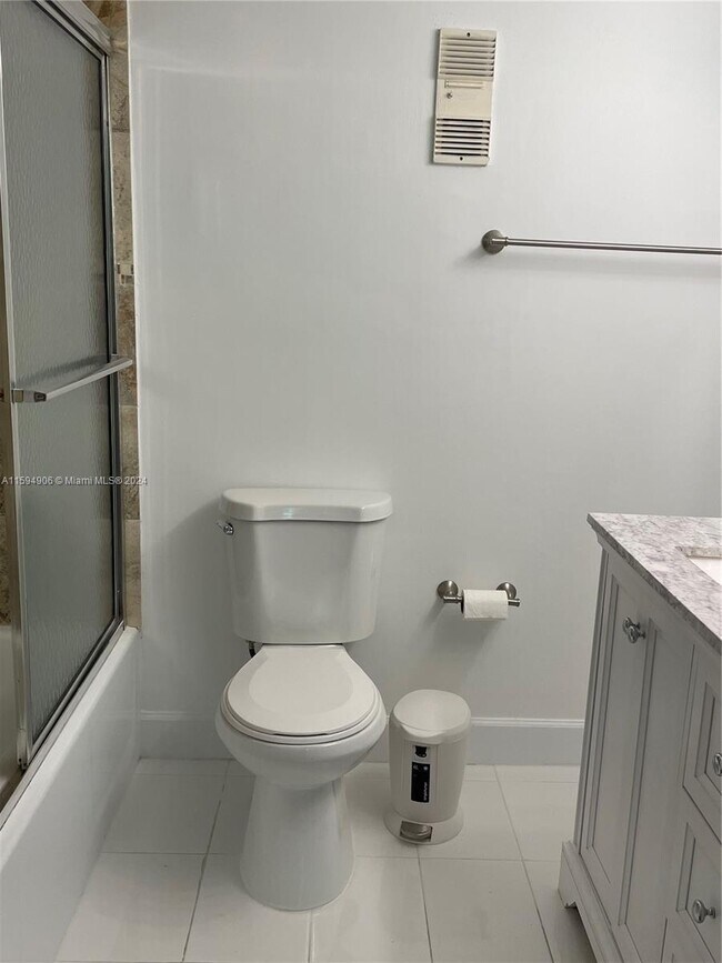 Building Photo - 250 Jacaranda Dr