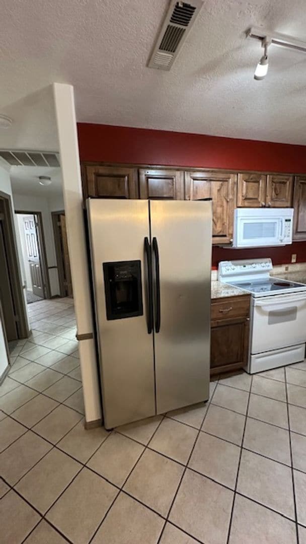 Building Photo - 3 bedroom home Community Pool - Pet Friendly!
