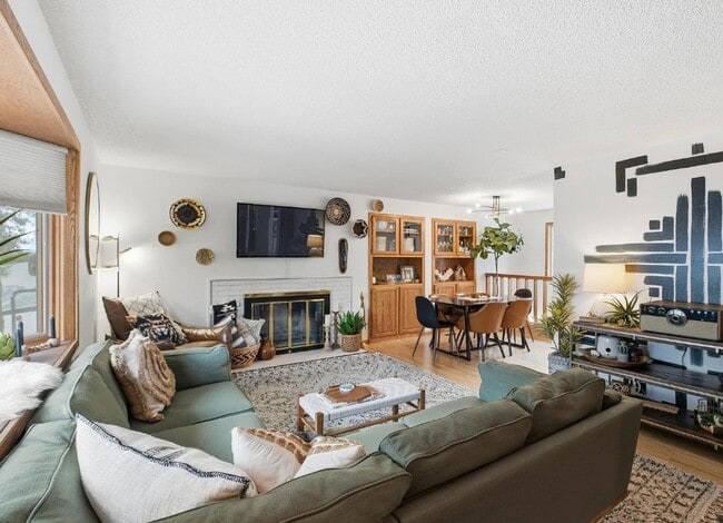 Building Photo - Beautiful 3 Bed 3 Bath located on Military Hill!