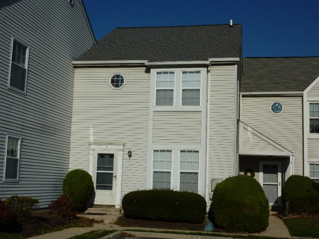 Building Photo - 2 Maple Dr