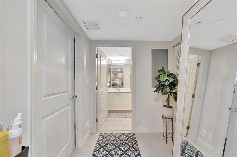 Building Photo - 111 E Flagler St
