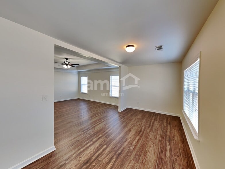 Building Photo - 687 Ivy Chase Loop