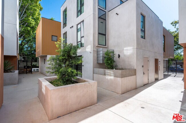 Building Photo - 1016 N Martel Ave