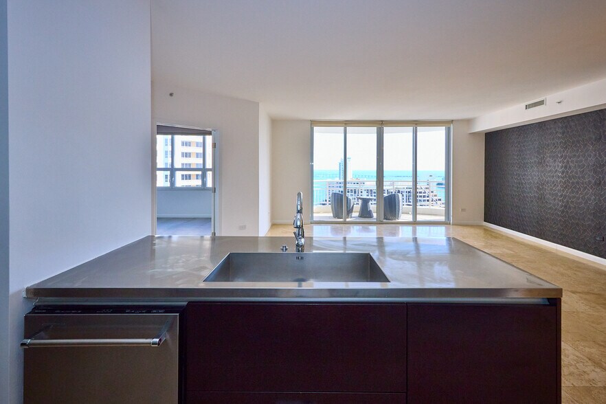 Building Photo - 848 Brickell Key Dr