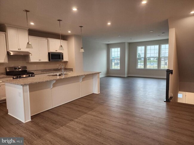 Building Photo - 321 E Cochran St