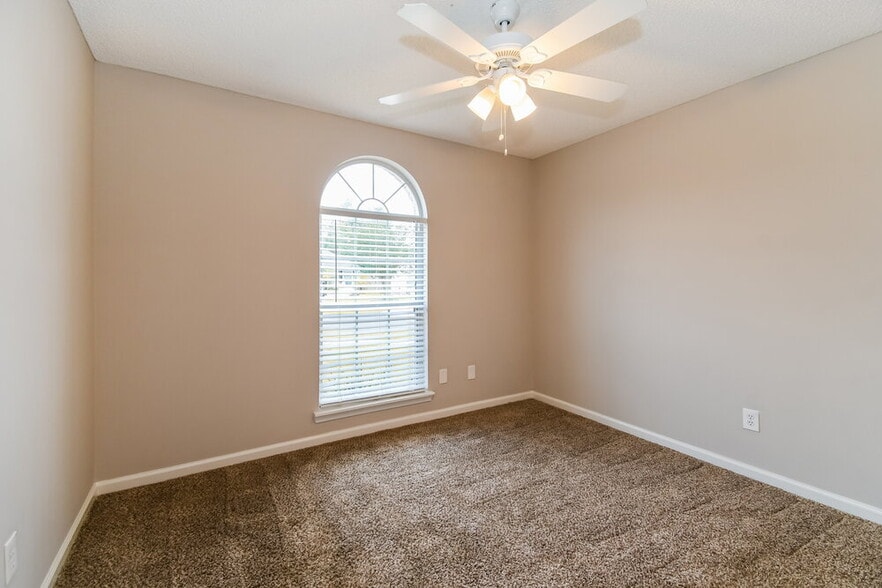 Building Photo - 12279 Sondra Cove Trail N
