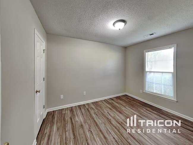 Building Photo - 2437 River Chase Dr