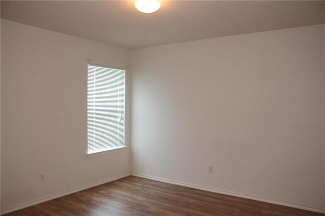 Building Photo - 107 Outfitter Dr