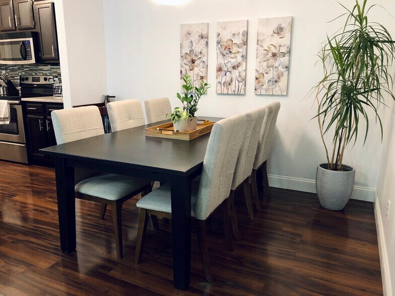 Building Photo - 8859 Eagleview Dr