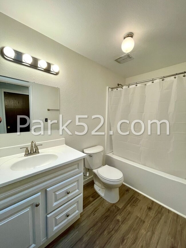 Building Photo - $500 Off First Full Month! -3 Bedroom Ramb...