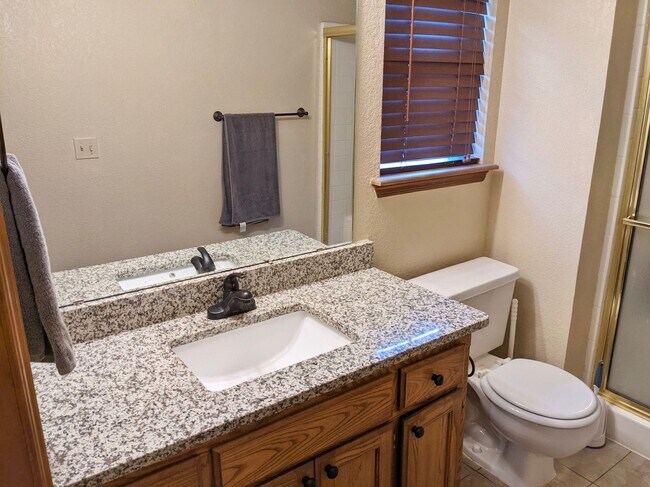 Building Photo - Updated 3-bed 2-bath 2-car in SW Moore