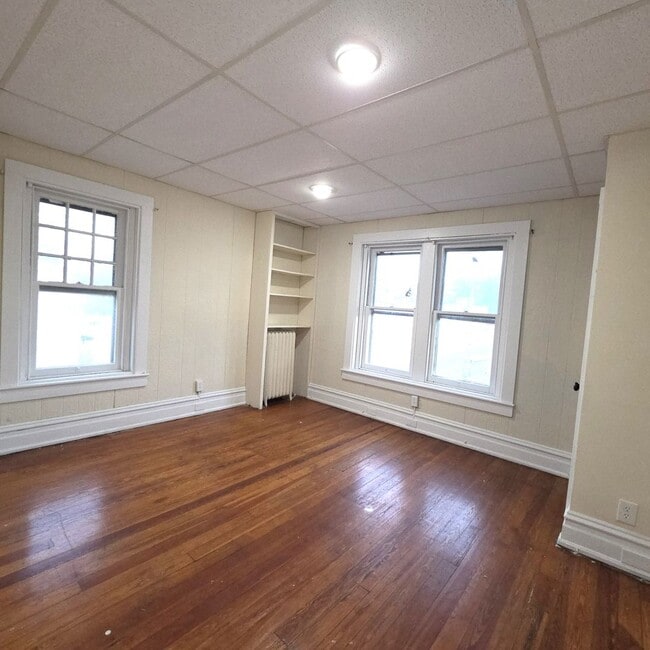 Building Photo - 3 bedroom with modern Kitchen