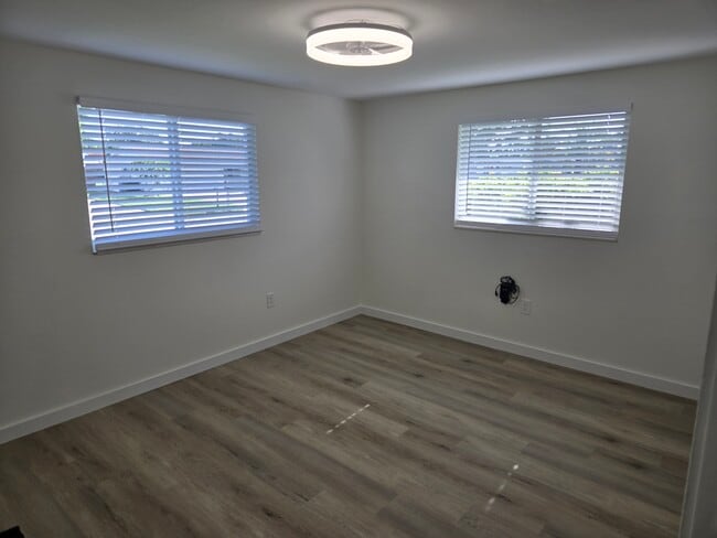 Building Photo - 3442 Fairview Dr
