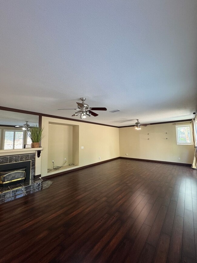 Building Photo - 1762 River Oaks Cir