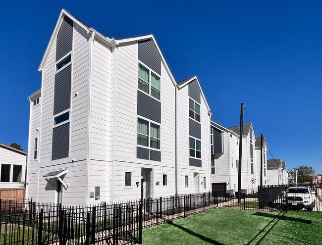 Building Photo - 1570 W Tidwell Rd