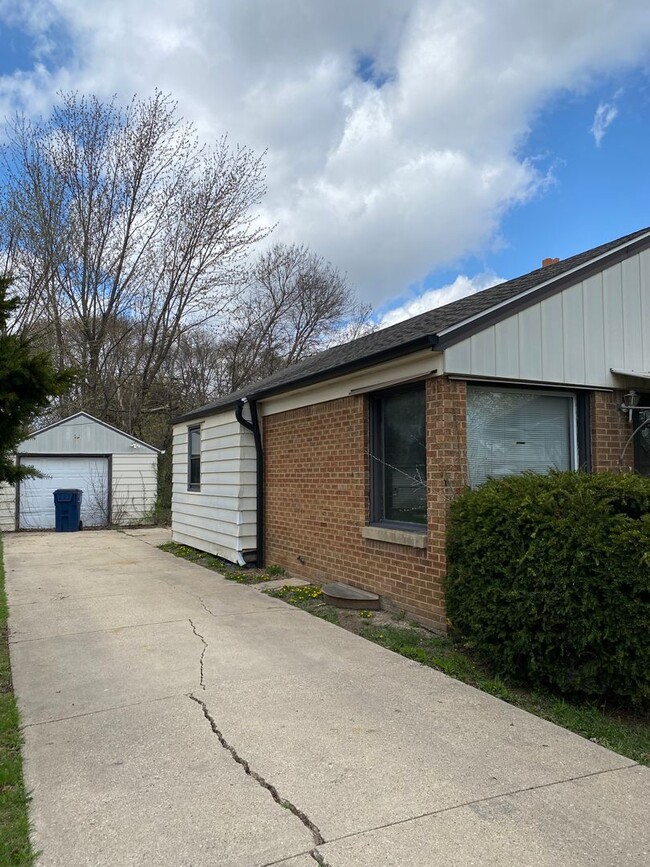 Building Photo - 2 BEDROOM SINGLE FAMILY HOME