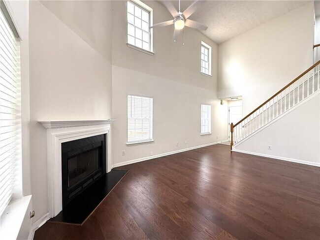 Building Photo - 2150 Lexington Ln