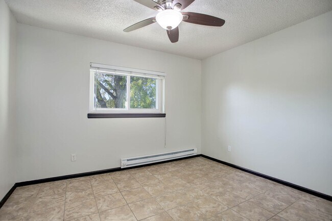 Building Photo - Penthouse level condo with views of canal and trail!