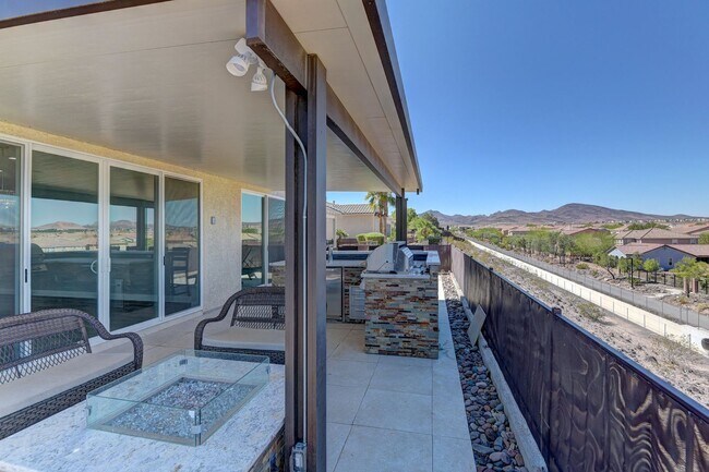 Building Photo - 180 Degree elevated views from a quiet str...