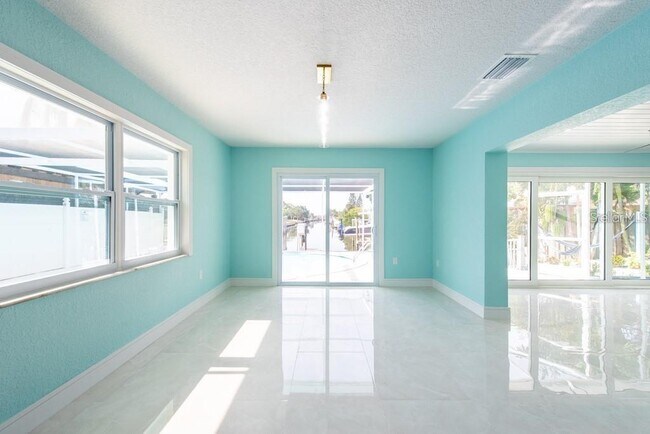 Building Photo - 4643 Bay Crest Dr