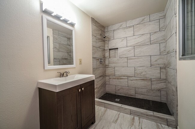 Building Photo - Exceptional 6-Bedroom Residence Near ASU with Garage & Modern Conveniences