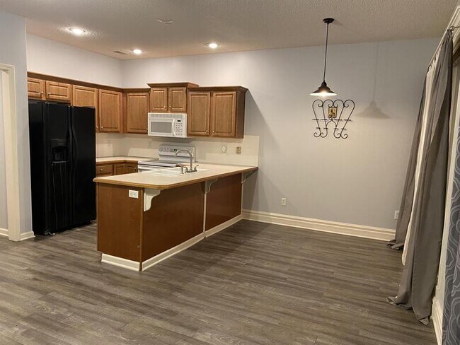 Building Photo - 2020 Madison Dr
