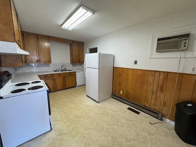 Building Photo - 2-3 bed/ 1 bath duplex with Carport