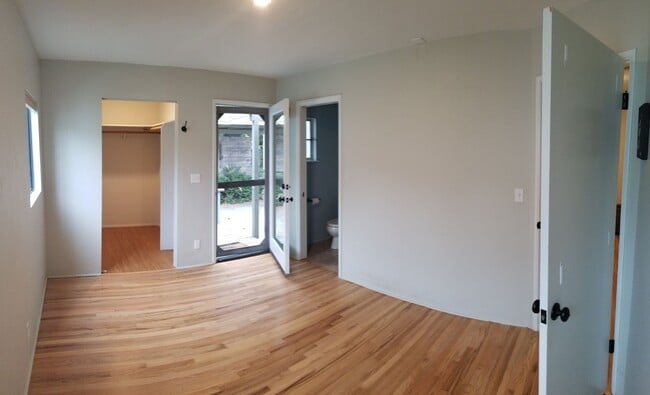 Building Photo - 5 bedrooms 2 baths close to campus and huge Backyard!