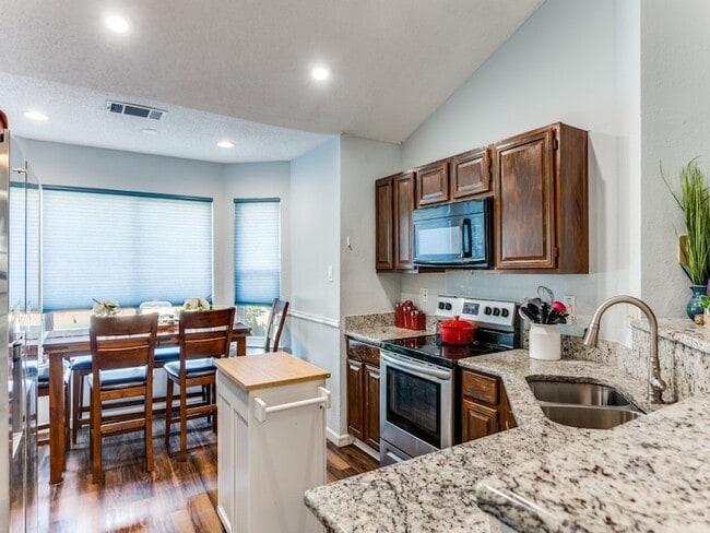 Building Photo - 6008 Meadowdale Rd